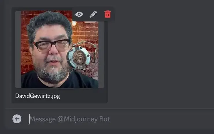 Discord 屏幕底部的加号图标